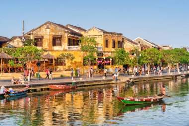 Hoi bir (Hoian), Vietnam - 11 Nisan 2018: Güzel görünümünü geleneksel sarı Hoi An Antik şehirde bina. Prş Bon nehir set yürüyüş turistler. Kayıkçı Nehri üzerinde.