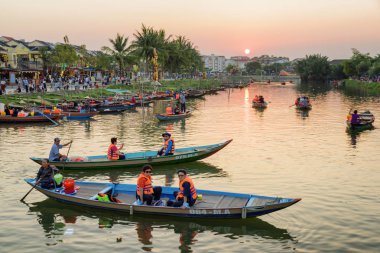 Hoi bir (Hoian), Vietnam - 11 Nisan 2018: Gün batımında Prş Bon nehrin doğal görünümü. Nehri boyunca teknelerle seyahat turistler.