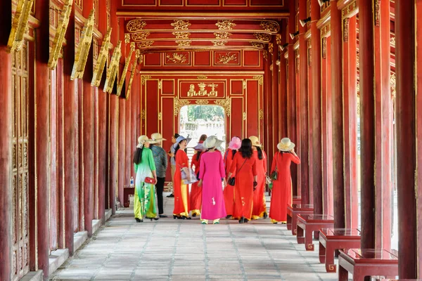 2018年4月4日 在美丽的传统服装的越南妇女 戴在城堡内紫色紫禁城的红木走廊上漫步 — 图库照片