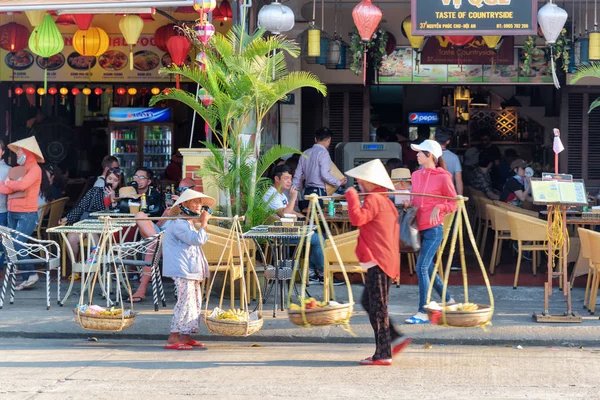 Hoi Hoian Vietnam Abril 2018 Vendedores Ambulantes Vietnamitas Hoi Ancient —  Fotos de Stock