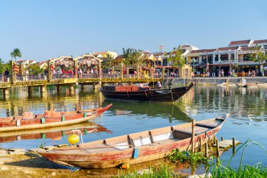 Hoi An antik kenti (Hoian), Vietnam tarih Prş Bon nehre üzerinde doğal köprü harika manzarasını. Turist ahşap tekneler Nehri üzerinde. Hoi bir Asya'nın popüler bir turistik yer.
