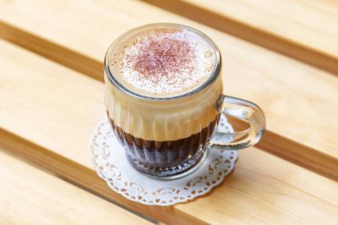 Fincan Vietnamca yumurta kahve (ca phe trung) sokak Cafe ahşap masa üzerinde. Geleneksel içki Vietnam.