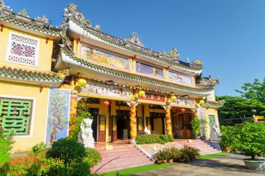 Hoi An antik kenti geleneksel ipek fenerler güzel cephe Phap Bao tapınağın süslenmiş. Hoi bir (Hoian) Asya'nın popüler bir turistik yer.