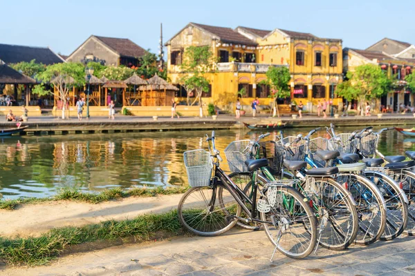 Rowery Zaparkowane Obok Rzece Thu Bon Hoi Ancient Town Hoian — Zdjęcie stockowe