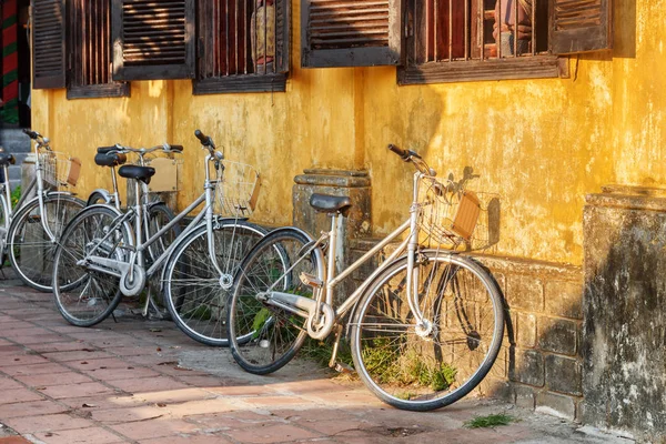 Kerékpárok Parkolt Sárga Fal Régi Hagyományos Ház Hoi Ősi Városában — Stock Fotó
