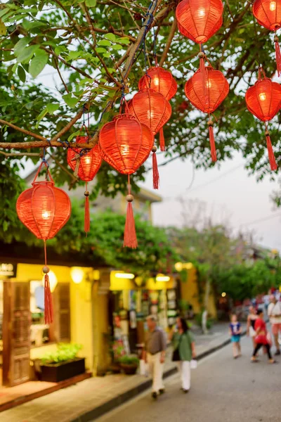 Vista Panorâmica Noite Árvore Verde Decorada Com Lanternas Vermelhas Tradicionais — Fotografia de Stock