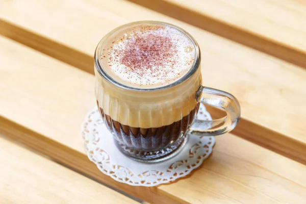 Fincan Vietnamca yumurta kahve (ca phe trung) sokak Cafe ahşap masa üzerinde. Geleneksel içki Vietnam.