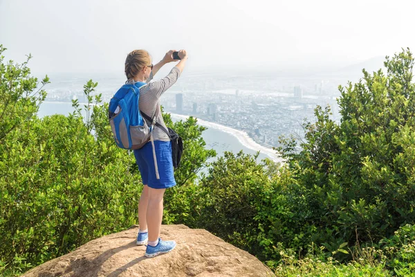 Tânăra Turistă Face Fotografii Bucură Vedere Pitorească Aer Proaspăt Vânt — Fotografie, imagine de stoc