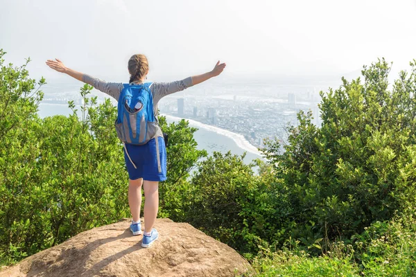 Jovem Turista Levantando Mãos Desfrutando Bela Vista Fresco Topo Montanha — Fotografia de Stock
