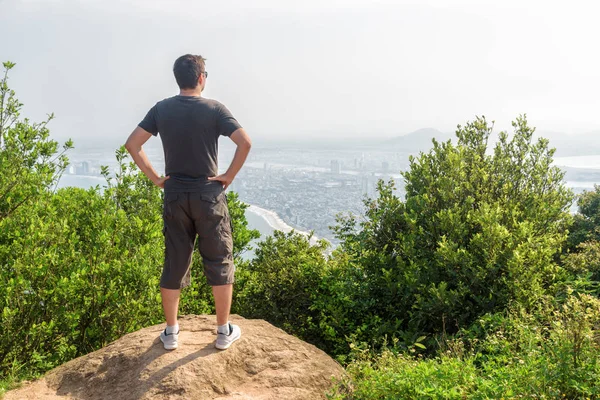 Man Enjoying Beautiful View Fresh Air Top Mountain Green Bushes — Stock Photo, Image