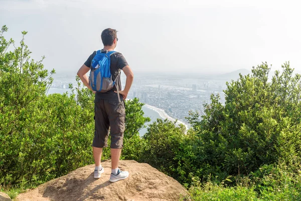 Turista Élvezi Gyönyörű Kilátást Friss Levegő Zöld Bokrok Között Hegy — Stock Fotó