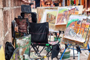 Fenghuang, Çin - 22 Eylül 2017: Sephalar, Phoenix antik kenti (Fenghuang County) eski cadde üzerinde Fenghuang kasabanın renkli resimler. İlk Fenghuang Sanatlar yıl Sergisi.