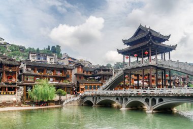 Fenghuang, Çin - 22 Eylül 2017: Phoenix antik kenti (Fenghuang County), Tuojiang Nehri (Tuo Jiang Nehri) doğal taş köprü. Eski geleneksel Çince ahşap nehir binalar.