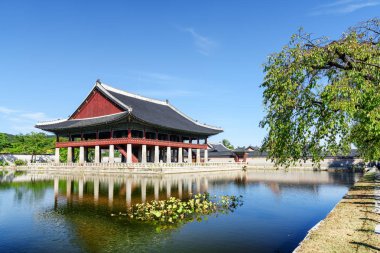 Güzel görünümü Gyeongbokgung Sarayı Seoul, Güney Kore ve Gyeonghoeru Pavyonu. Royal ziyafet salonu yapay göl suya yansıyan. Geleneksel Kore mimarisinin doğal binalar