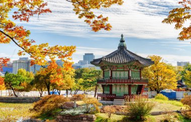 Hyangwonjeong Pavilion Gyeongbokgung Sarayı Seoul, Güney Kore gölde bir yapay adada harika manzarasını. Geleneksel Kore mimarisinin klasik köşk. Renkli sonbahar cityscape