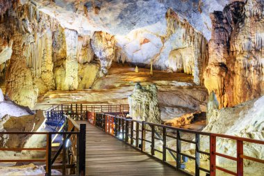 Ahşap geçit arasında şaşırtıcı sarkıt ve dikitler cennet Mağarası (Thien Duong mağara), Phong Nha-Ke Bang Milli Parkı Vietnam içinde. Cennet Mağarası Asya'nın popüler bir turistik 's.