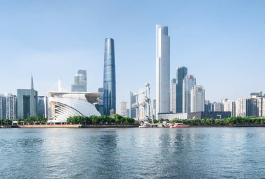 Harika Guangzhou manzarası. Mavi gökyüzü arka plan üzerinde muhteşem manzarası Pearl River ve gökdelenler, Zhujiang Yeni şehir. Modern binalar, şehir merkezinden Guangzhou, Çin. Güneşli yaz cityscape