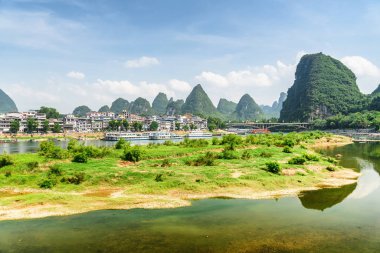 Yaz güneşli güzel Karstik dağlar arasında görünümü Li nehir (Lijiang Nehri) ve Yangshuo Town. Manzara Yangshuo Guilin County, Çin. Turist tekneler nehrin üzerinde görülebilir.