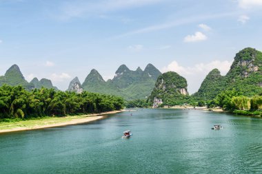 Yangshuo Guilin County, Çin, masmavi su ile Li nehir (Lijiang Nehri) harika manzarasını. Şaşırtıcı Karstik dağlar yaz güneşli günde mavi gökyüzü arka plan üzerinde görülebilir. Güzel manzara
