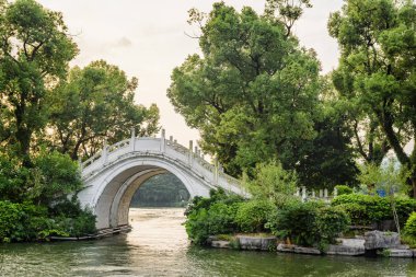 Harika akşam manzarası güzel beyaz ikiz mermer göl park Guilin, Çin'in yeşil ağaçların arasında köprüde. Yaz manzara günbatımında harika. Guilin Asya'nın popüler bir turistik yer.