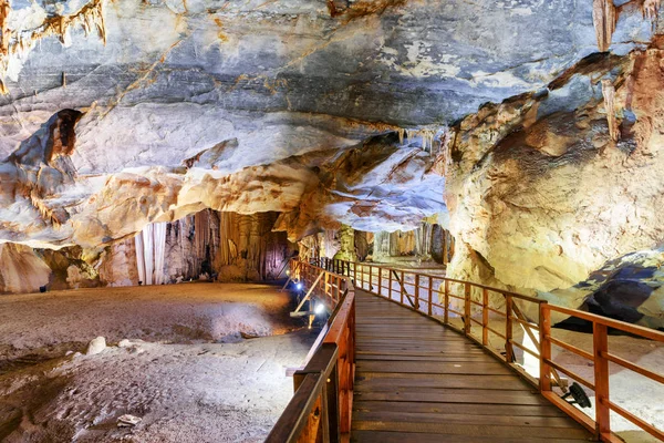 Hermosa Vista Pasarela Madera Dentro Paradise Cave Thien Duong Cave —  Fotos de Stock