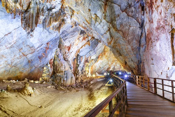 Malebný Dřevěný Chodník Přes Krásné Podzemní Komory Uvnitř Paradise Jeskyně — Stock fotografie