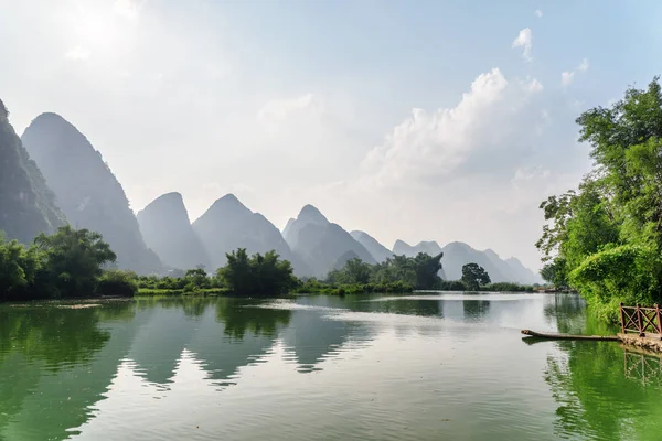 Мальовничий Вид Річку Yulong Красиві Карстовими Горами Yangshuo Округу Гуйлінь — стокове фото