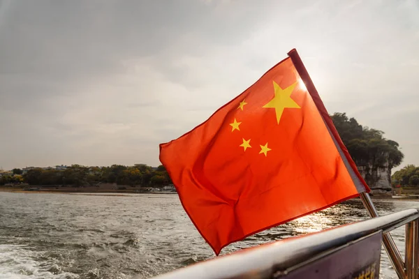 Vista Cerca Bandera República Popular China Ondeando Barco Navegando Por — Foto de Stock