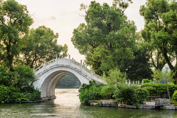 Maravilhosa Vista Noturna Bela Ponte Mármore Gêmeo Branco Lago Entre — Fotografia de Stock