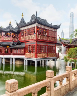 Hu Xin Ting çayevinde (orta göl köşk) Yuyuan Garden eski City Shanghai, Çin için güzel bir bakış. Geleneksel ahşap Çince Stilts üzerinde bina. Gökdelenler arka planda görülebilir.