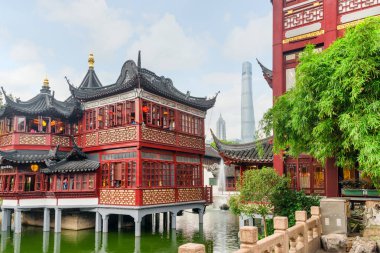 Hu Xin Ting çayevinde (orta göl köşk) Yuyuan Garden eski City Shanghai, Çin için görünümünü çok şaşırtıcı. Geleneksel ahşap Çince Stilts üzerinde bina. Gökdelenler arka planda görülebilir.