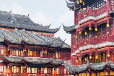 Geleneksel Çin kırmızı ahşap binalar eski City Shanghai Çin'de siyah eğri yukarı çatı doğal görünümünü. Shanghai Asya'nın popüler bir turistik yer.