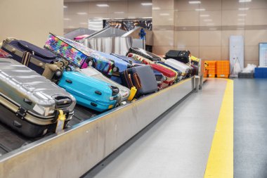 Varış alanı Havaalanı-yolcu terminal Bagaj atlıkarınca. Bavul bagaj konveyör bant üzerinde.