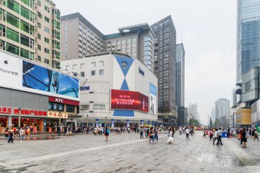 Chengdu, Çin - 26 Eylül 2017: View of Hongxing yol yürümek Square downtown adlı alışveriş merkezleri ile. Chengdu Asya'nın popüler bir turistik yer.