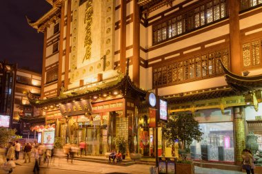 Shanghai, Çin - 5 Ekim 2017: Eski şehir Fuyou Road güzel gece manzarası. Shanghai Asya'nın popüler bir turistik yer.