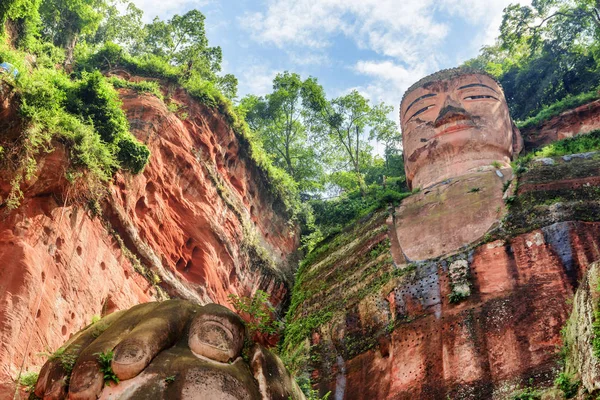 Maravilhosa Vista Inferior Buda Gigante Leshan Fundo Céu Azul Maior — Fotografia de Stock