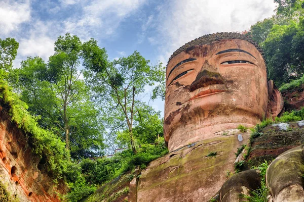Vista Inferior Perto Buda Gigante Leshan Fundo Céu Azul Maior — Fotografia de Stock