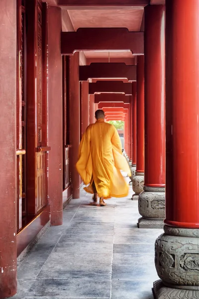 Buddhistický Mnich Pěší Červenou Dřevěnou Chodbou Chrámu Monk Nosit Žluté — Stock fotografie