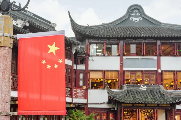 Die Flagge Chinas Auf Der Straße Der Altstadt Von Shanghai — Stockfoto