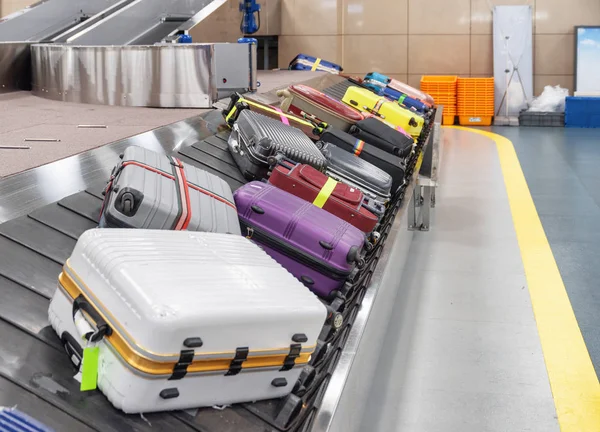 Färgglada Resväskor Transportband Bagage Vid Ankomst Området Passagerarterminalen Flygplats Bagage — Stockfoto