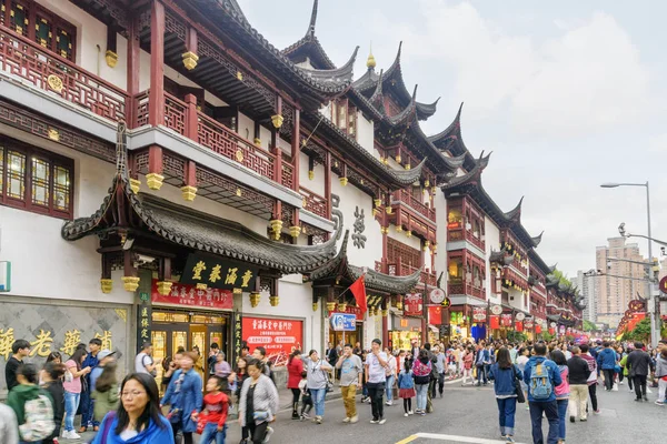 2017 観光客や住民の旧市街で福佑路に沿って歩きます 伝統的な中国の建物の眺め 上海はアジアの人気観光地です — ストック写真