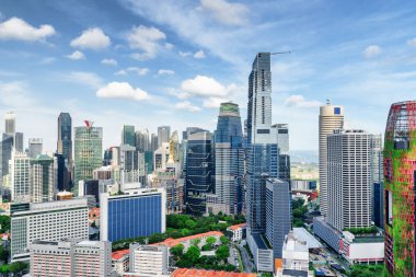 Güzel görünümü Singapur şehir mavi gökyüzü arka plan üzerinde diğer modern binalar ve gökdelenler. Muhteşem yaz cityscape. Singapur Asya'nın popüler bir turistik yer.