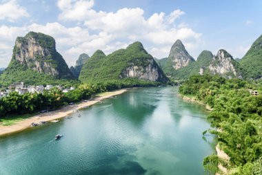 Yangshuo Guilin County, Çin doğal karstik Dağları arasında masmavi su ile Li nehir (Lijiang Nehri) güzel bir bakış. Mavi gökyüzü arka plan üzerinde şaşırtıcı yeşil tepeler. Yaz güneşli manzara.