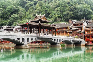Doğal köprü görünümünü Tuojiang Nehri (Tuo Jiang Nehri) üzerinde Phoenix antik kenti (Fenghuang County), Çin yeşil ağaçların arasında şaşırtıcı. Fenghuang Asya'nın popüler bir turistik yer.