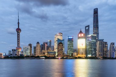 Harika akşam görünümü Pudong Skyline (Lujiazui) Shanghai, Çin Huangpu Nehri geçip. Gökdelenler ve şehir kulesinde. Şaşırtıcı cityscape.