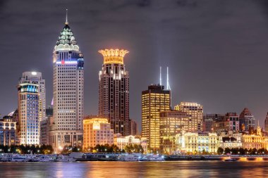 Şanghay, Çin Puxi manzarası güzel gece manzarası. Modern ve eski tarihi merkezi (Waitan) Bund binaların. Huangpu Nehri suya yansıyan renkli şehir ışıkları.