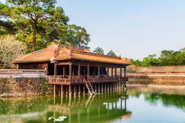 Xung Khiem Pavilion Luu Khiem Tu Duc kraliyet mezarı Hue, Vietnam için gölde tarafından harika manzarasını. Renk tonu Asya'nın popüler bir turistik yer.