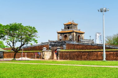 Ngan kapı kale duvarı kalenin güzel manzarasına Hue, Vietnam için mavi gökyüzü arka plan üzerinde. Kalenin içinde ile mor Yasak Şehir İmparatorluk kentidir.