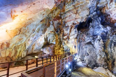 Ahşap geçit cennet Mağarası (Thien Duong mağara), Phong Nha-Ke Bang Milli Parkı Vietnam içinde doğal doğal koridor aracılığıyla. Cennet Mağarası Asya'nın popüler bir turistik 's.