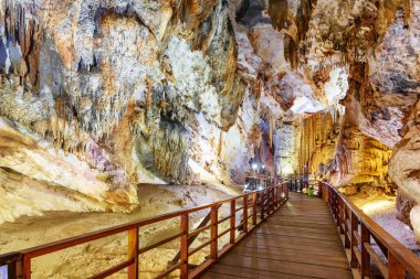 Ahşap geçit arasında cennet Mağarası (Thien Duong mağara), Phong Nha-Ke Bang Milli Parkı Vietnam içinde güzel sarkıt. Cennet Mağarası Asya'nın popüler bir turistik 's.